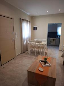 a living room with a table and a dining room at Limone d'oro in Artemida