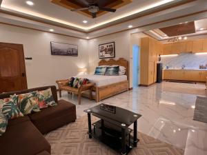 Posezení v ubytování 3BR Oceanfront Vacation House in Lila, Bohol + 37 fotografií