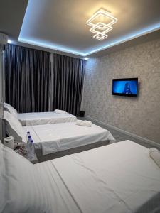Postel nebo postele na pokoji v ubytování ReveL HoteL