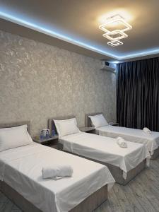 Postel nebo postele na pokoji v ubytování ReveL HoteL