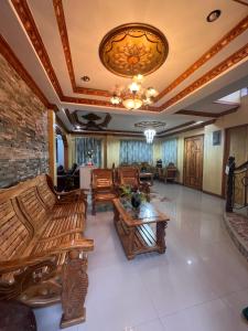 Posezení v ubytování 3BR Oceanfront Vacation House in Lila, Bohol