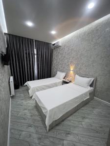Postel nebo postele na pokoji v ubytování ReveL HoteL