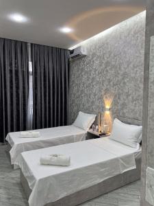 Postel nebo postele na pokoji v ubytování ReveL HoteL