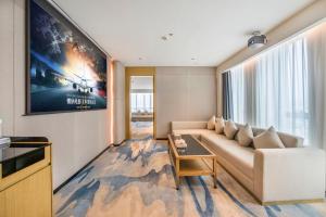 TV in/ali zabaviščno središče v nastanitvi Eastern Casa Hotel Yiwu