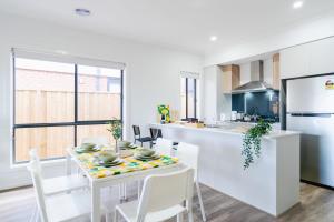 Billede fra billedgalleriet på Charming 3BR Home with Study in Junction Village i Cranbourne