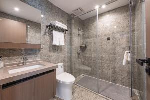 Bilik mandi di Poltton International Apartment - Guangzhou Knowledge City Wangcun Subway Station
