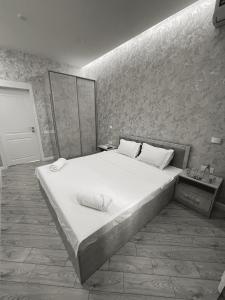 Postel nebo postele na pokoji v ubytování ReveL HoteL