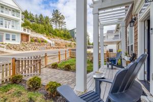 eine Veranda mit blauen Stühlen und einem Zaun in der Unterkunft Coral Crest in Lincoln City