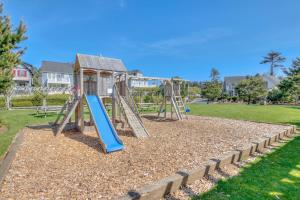 einen Spielplatz mit zwei Schaukeln und einer Rutsche in der Unterkunft Coral Crest in Lincoln City