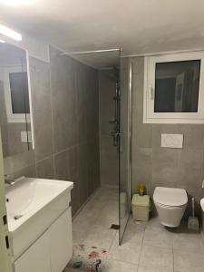 A bathroom at maison paisible 80 m2