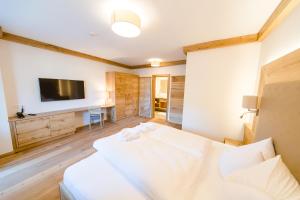 Televízia a/alebo spoločenská miestnosť v ubytovaní Hotel Giessenbach