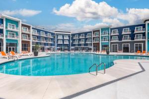 Bazén v ubytování Cambria Hotel Rehoboth Beach nebo v jeho okolí