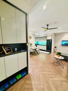 un soggiorno aperto con zona pranzo e tavolo di ALTARA Residences Quy Nhơn-Sam n' Sea Apartment-Căn hộ homestay view biển có hồ bơi a Quy Nhon Altre 142 foto