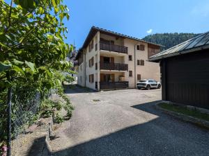 an empty parking lot in front of a building at Appartement Calme au Centre de Beaufort - Balcon, Parking, Proche Commodités et Stations de Ski - FR-1-342-319 in Beaufort
