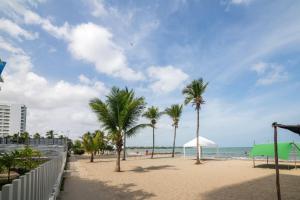 科韦尼亚斯Apartamento Don Mathias # 1的有棕榈树和大海的沙滩