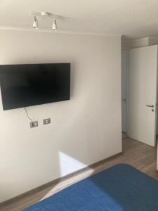 Una televisión o centro de entretenimiento en Cómodo depto concón