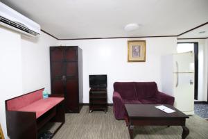 una sala de estar con un sofá y una mesa en Hotel Asia Cebu, en Cebú