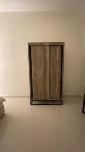 Habitación con puerta de madera en la pared en الدانه 2, en Hafr Al Batin