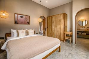 Ένα ή περισσότερα κρεβάτια σε δωμάτιο στο Villa Bayu by Alfred in Bali