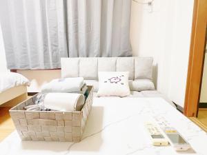 Una cama o camas en una habitación de 西武新宿線 駅近最大4人d2