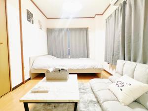 Una cama o camas en una habitación de 西武新宿線 駅近最大4人d2