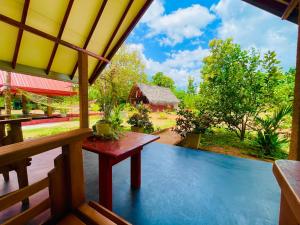 vista dal portico di una casa con tavolo di Sigiri Enaya Cottage a Sigiriya