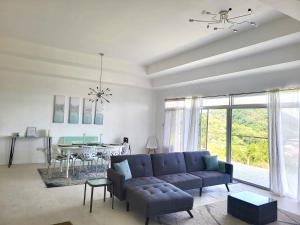 Brighton VillageDiamond Villa的客厅里有一张蓝色的沙发和一张桌子