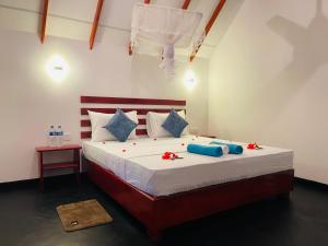 una camera da letto con un letto decorato con fiori di Sigiri Enaya Cottage a Sigiriya