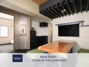TV a/nebo společenská místnost v ubytování MIMARU Osaka Shinsaibashi North