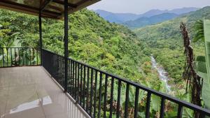 un balcone con vista su un fiume in montagna di Chirripó Oasis a Canaán