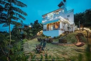 a house with lights on the side of it at Lưng Chừng House in Da Lat