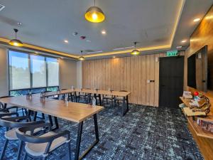 una sala conferenze con tavoli e sedie in legno di Moxy Solo a Solo Altre 37 foto