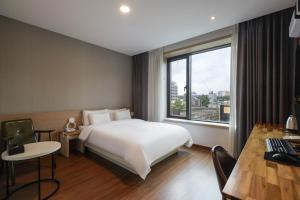 Postel nebo postele na pokoji v ubytování Incheon Blue Marine Hotel