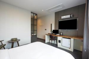TV a/nebo společenská místnost v ubytování Incheon Blue Marine Hotel