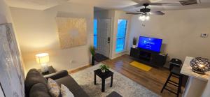Μια τηλεόραση ή/και κέντρο ψυχαγωγίας στο Cozy Updated Cove of Heaven, 5mins to Lake Hefner!