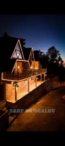 een huis wordt 's nachts verlicht met lichten bij Sarp Bungalov in Kemalpasa