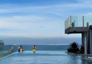 eine Gruppe von Menschen im Wasser eines Schwimmbades in der Unterkunft Sea View 2 Bed Room At Great Central Location in Pattaya