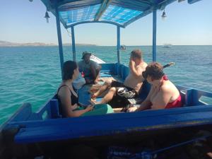 un grupo de personas sentadas en un barco en el agua en Boa Ende Boat Trip, en Boras
