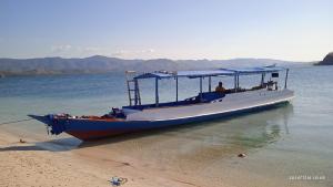 un barco sentado en la orilla de una playa en Boa Ende Boat Trip, en Boras