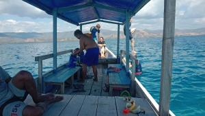 un grupo de personas en un barco en el agua en Boa Ende Boat Trip, en Boras
