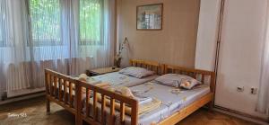 奥赫里德House Kostoski的卧室里有一张木床，配有两个枕头