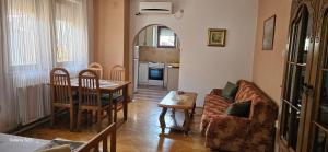 奥赫里德House Kostoski的客厅里有一张沙发和一张桌子。