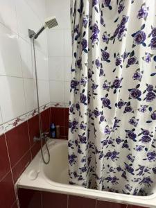 łazienka z zasłoną prysznicową w wannie w obiekcie Alexandria Smouha Green Plaza Gateway,50 m from Green Plaza mall w Aleksandrii +67 zdjęć