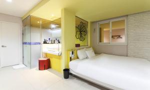 Postel nebo postele na pokoji v ubytování Songjeong V Hotel