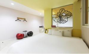 Postel nebo postele na pokoji v ubytování Songjeong V Hotel