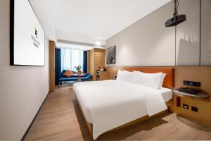 Letto o letti in una camera di Rezen Select Hotel guagnzhou Baiyun International Airport T2 Canton Fair Certificate Application & Free Shuttle