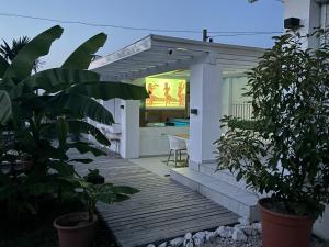 Televízia a/alebo spoločenská miestnosť v ubytovaní Borbara Apartman