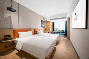 Letto o letti in una camera di Rezen Select Hotel guagnzhou Baiyun International Airport T2 Canton Fair Certificate Application & Free Shuttle