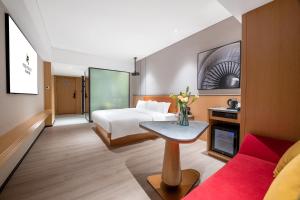 Letto o letti in una camera di Rezen Select Hotel guagnzhou Baiyun International Airport T2 Canton Fair Certificate Application & Free Shuttle