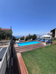 una piscina en un patio al lado de una casa en Villa Somma Apartments, en Pimonte